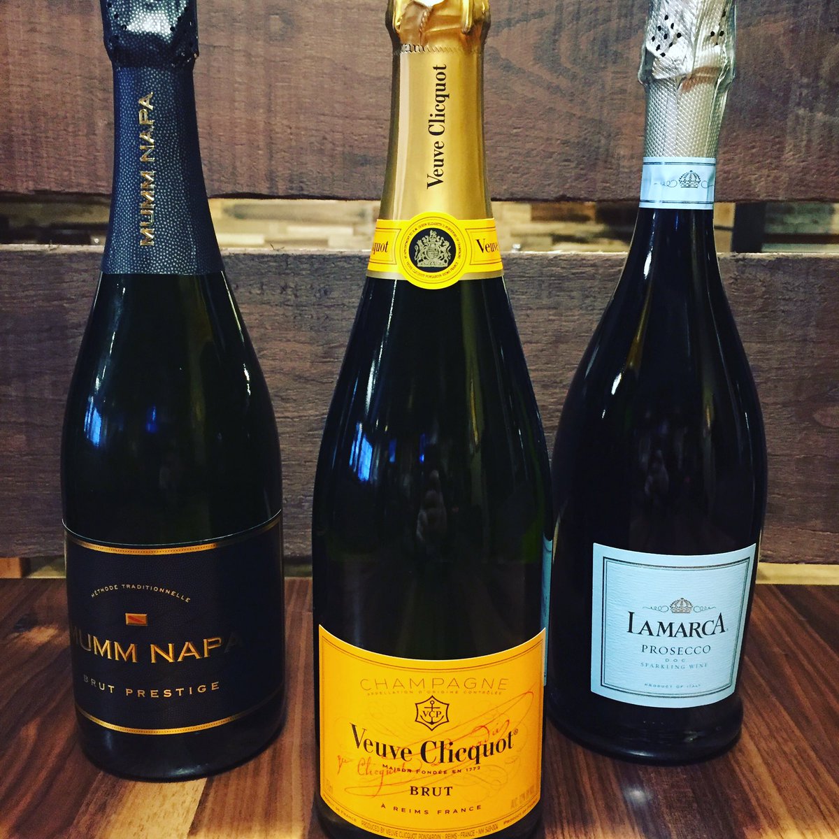 eastendgrill1's tweet photo. We are all set for NYE 2016 are you?!? #eastendmain #1016Main https://t.co/NW1AdUVNnP