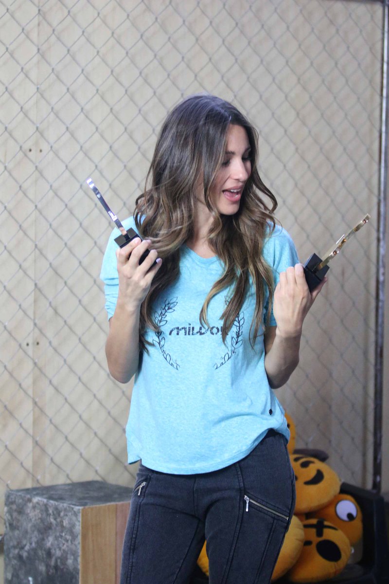ciudad_magazine's tweet photo. ¡LA MÁS CLICKEADA DE TODAS! Pampita corona un gran año con el premio de Oro de #LosMasClickeados2016. Se suma a Tinelli (2014) y Lali (2015) https://t.co/CWQ4YxeUJU