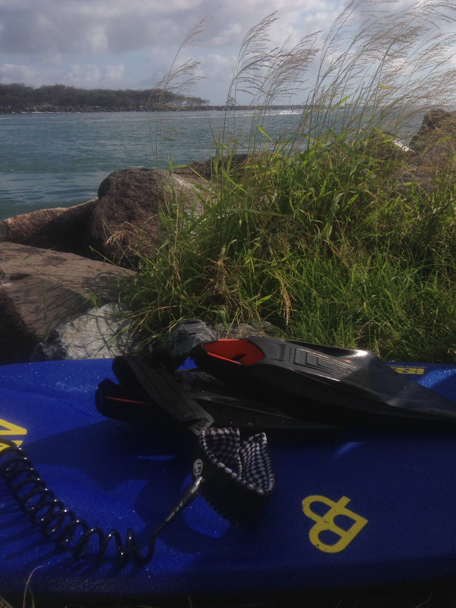 Baveas78's tweet photo. Long sketchy paddle over to surf this place today, it was pumping too. Can you guess the spot @bust1978 @MassivegunsDave https://t.co/TEPYiuH2SK