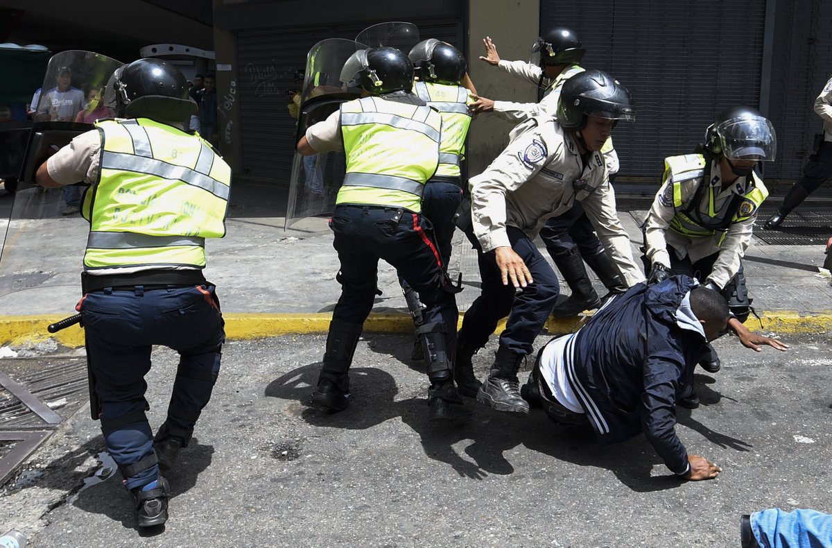 Funpaz2013's tweet photo. Documentar violaciones a #DDHH permite exigir al Estado responsabilidades por los abusos cometidos #LaraObservaDDHH https://t.co/7fOtc4aoMy
