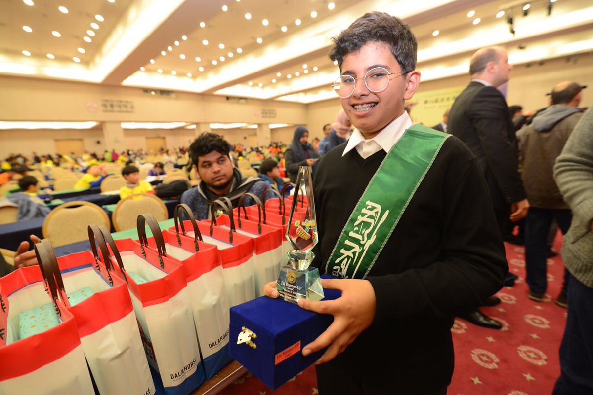 استقبال رسمي واحتفالية فاخرة سينظمها مطار المؤسس اليوم السبت عند العاشرة صباحاً، موعد وصول محمد الشنبري بطل العالم في #الرياضيات_الذهنية .