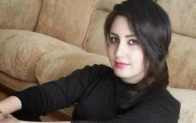 GuideAbdo's tweet image. فقالت : ما حياتك؟ قلت : حلم من 

  الأشواق أوثر أن أطيله 

 حياتي قصّة بدأت بحبآ لها

  غنّيت ، و امرأة جميله