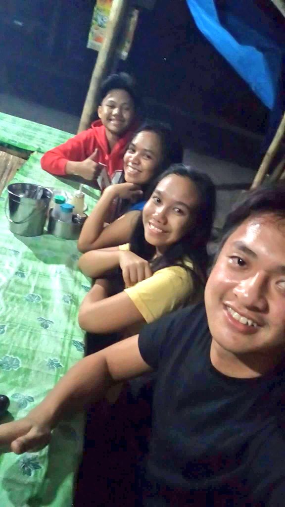 Iamjusmine12's tweet photo. Nagutom ng madaling araw sa tabi ng dalampasigan hahaha #lugawan #bosskila #kosa https://t.co/vE0vsQG8NF