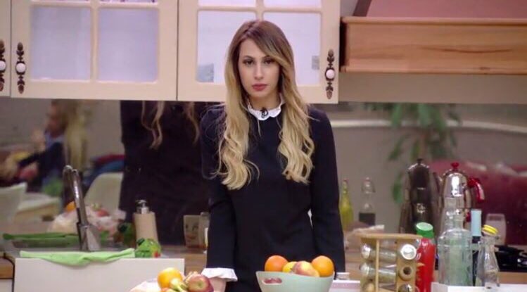 Bir anda ulan rabia elendi ne olacak şimdi düşüncesi ve peşi sıra gelen sövme isteği Yanındayız RabiaKaraca