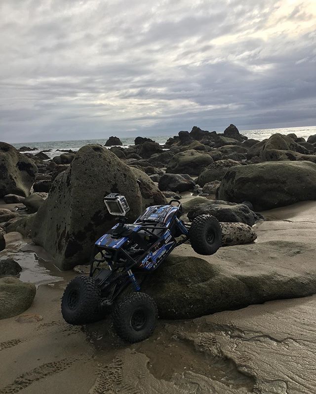 Down in #malibu #rr10bomber #axial #axialbomber #rccars #rcdrift #rc #rcscale #crawler #rccrawler #rccrawling #rccrawlers 📷: @dpc_rc