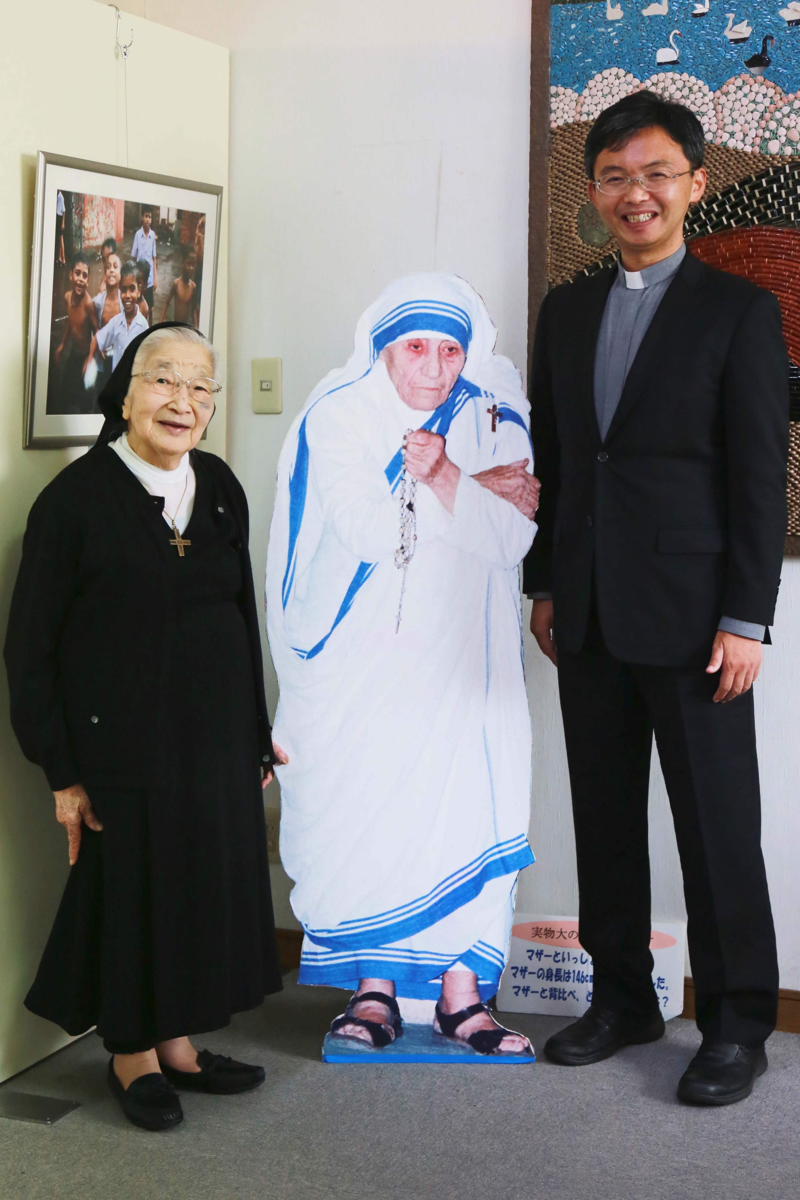 片柳弘史 マザー テレサ写真展に来てくださった渡辺和子さん 歳の誕生日をお祝いすると でも神父様 おかしいとお思いになりません 美人薄命と申しますのに なぜ私はなかなかお迎えが来ないのでしょう とおっしゃいました あの快活な笑顔がもう見