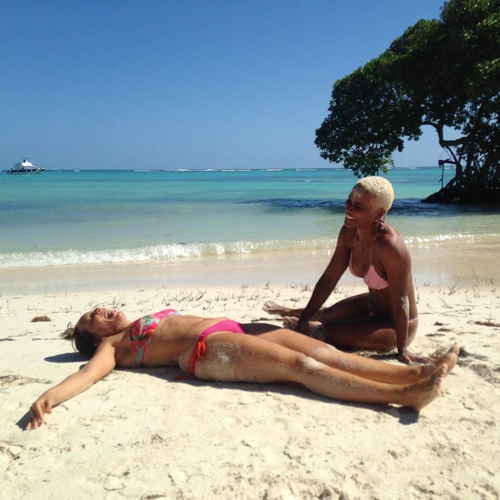 DENISEPI's tweet photo. Eso debió ser una #pose #bluper #acroyoga #beach #puntacana #newyear #blue https://t.co/FY9JeXpNvr