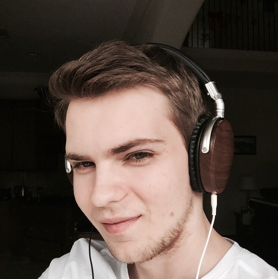 RobbieKay_'s tweet photo. Bringing in the new year with these beauties, listening to my favourite tunes from 2016. T… https://t.co/1CHrl3qWLc https://t.co/XYebrXbfme