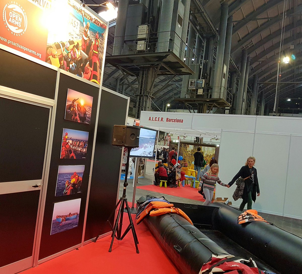 Dignitis's tweet photo. #NoticiaDignitisHoy
@openarms_fund Proactiva en #Salodelainfancia #Barcelona .Concienciendo  niñ@s. @campsoscar @jordievole @Buenafuente https://t.co/UMnjtm5t8a