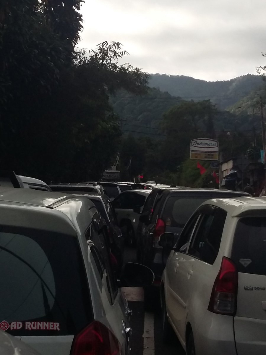 siscabeloved's tweet photo. Arah puncak udah 1.5 jam stuck https://t.co/7zEW4u50gA