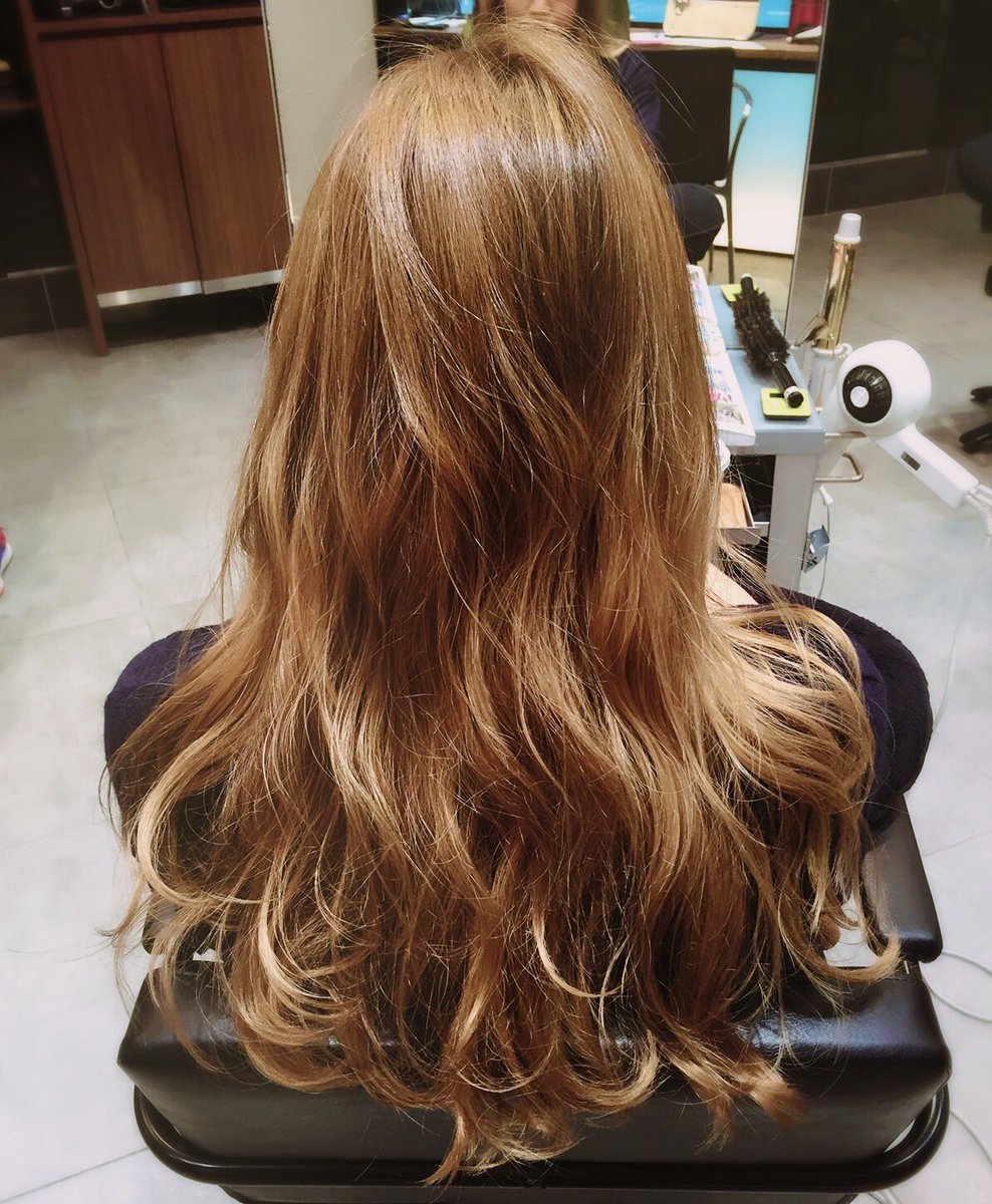 Afloat 佐々木 友絵 巻き髪でも毛先までツヤツヤ Xelha シェルハ ヘアカラー イルミナ ツヤツヤ ツヤ感 巻き髪