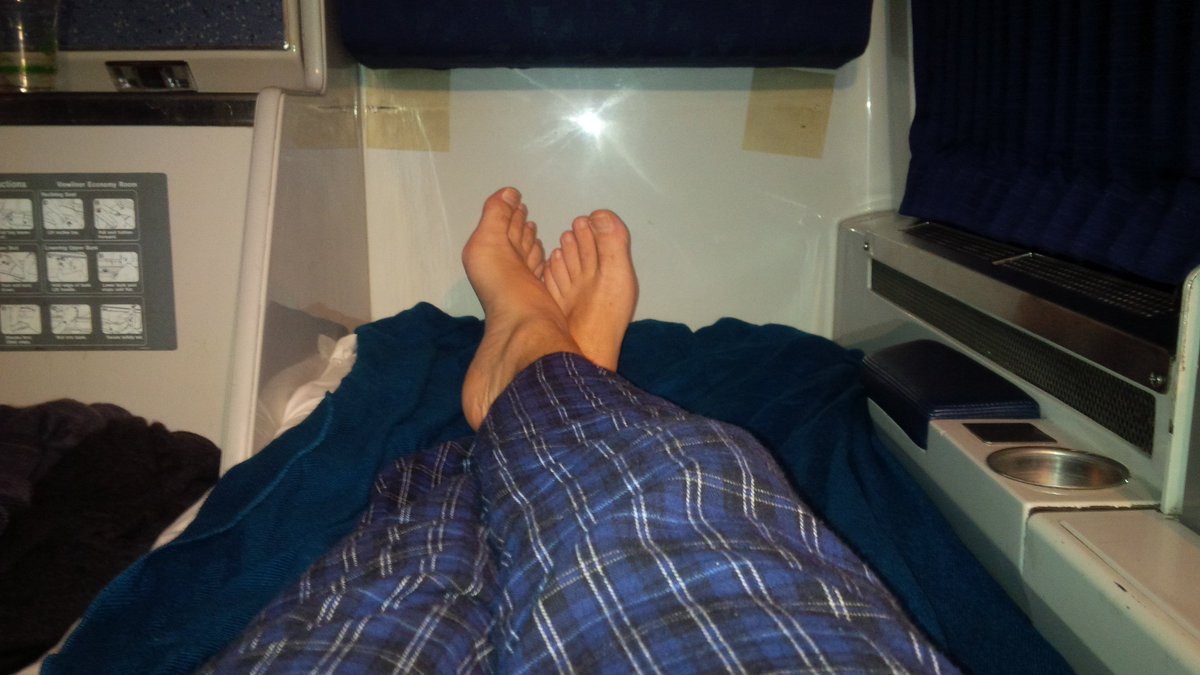 ChrisWalters_'s tweet photo. Good night Rochester. Good morning Chicago. #Amtrak #roomette https://t.co/EMyui51gT6