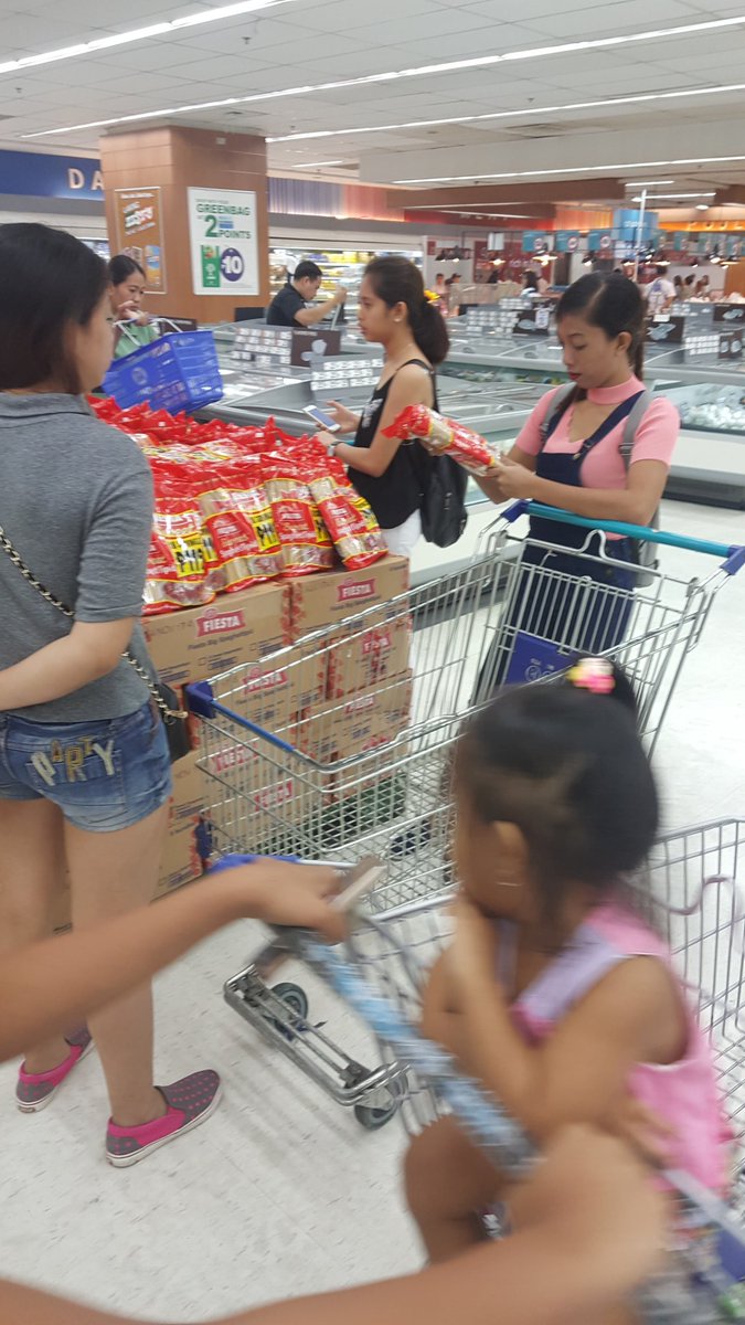 jaeminblake's tweet photo. Grocery Time with my Nannies hahaha!  

#LLMemories https://t.co/1nEmzkDVsD