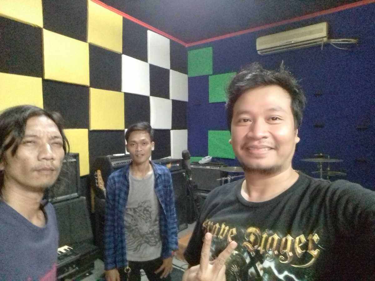 We are "SWEET SUICIDE"
with Sweet Grunge Noise