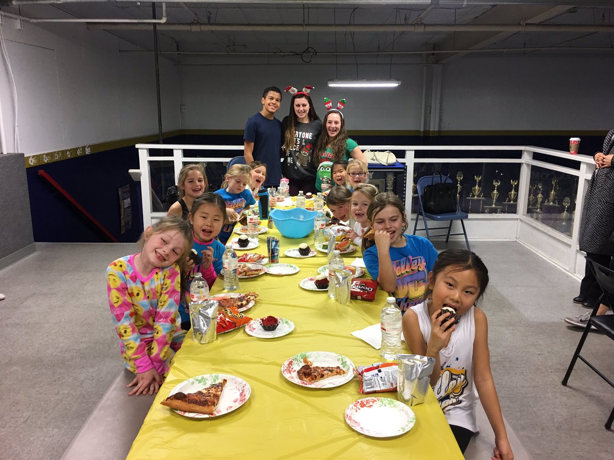 _ValleyCheer's tweet image. Happy Holidays from the Mini Starlets and their coaches!