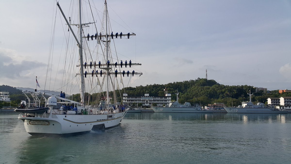 MPA_Barat's tweet image. #navysailingday bersama #navypeolpe @KldTunas mendalami #navytradition #navyway @tldm_rasmi @roslan1531 @mykamarul