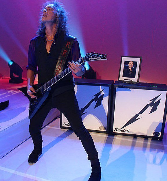 When u become friends with your idol and he brings out your picture during performance and… ift.tt/2hXqROE