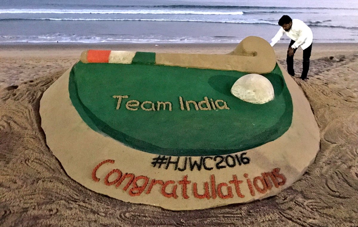 Sand artist <a href="/sudarsansand/">Sudarsan Pattnaik</a> congratulates team #India for winning #JuniorHockeyWorldCup
His sand art at #Puribeach, #Odisha

#HJWC2016