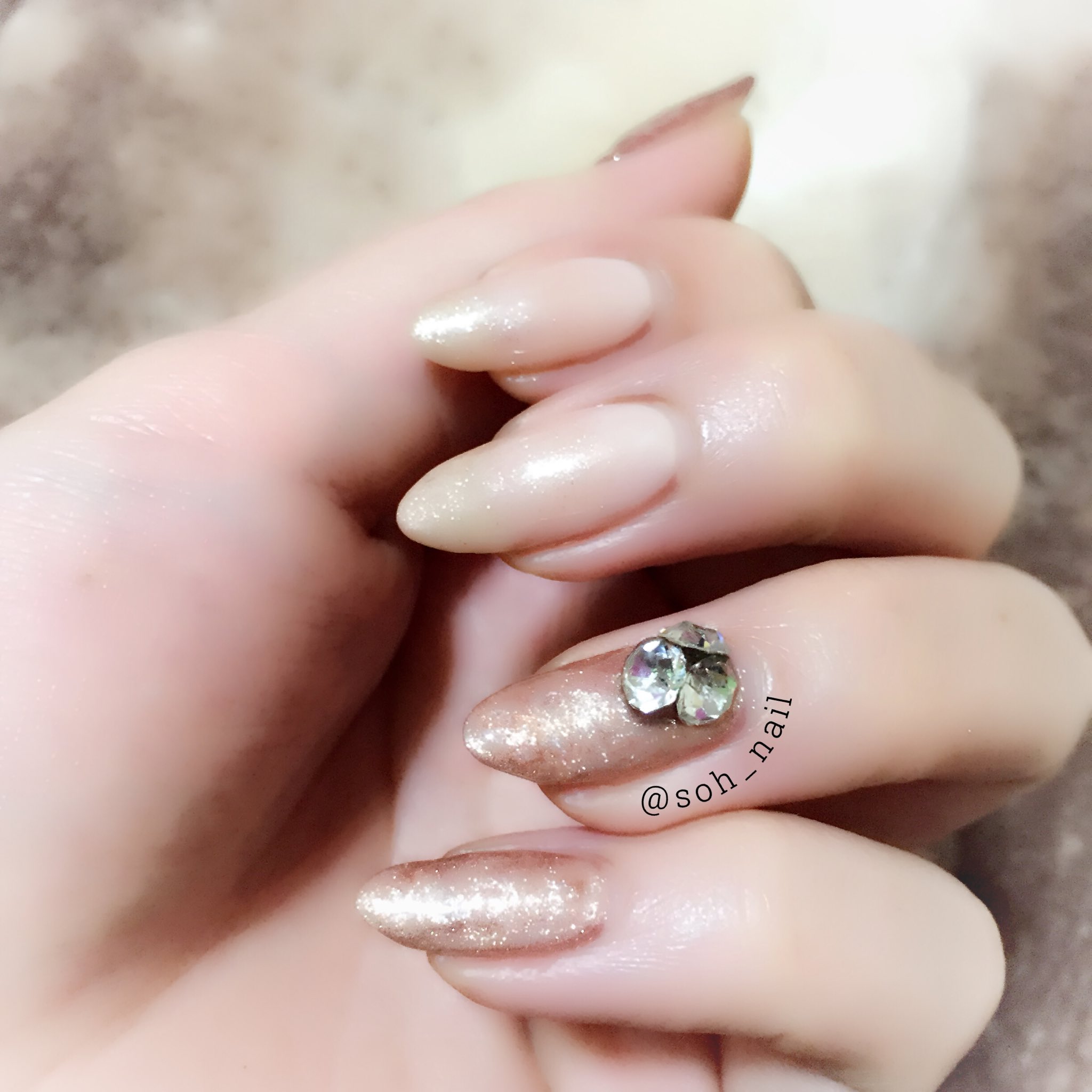 Soh ネイル垢 ネイルチェンジ 最近1週間ペースでジェルのオンオフ繰り返してます地爪強くて良かったです W シンプルにパールベージュとパールブラウン 薬指にvカットストーンをトッピング 無事にお箸が持てなくなりました セルフ