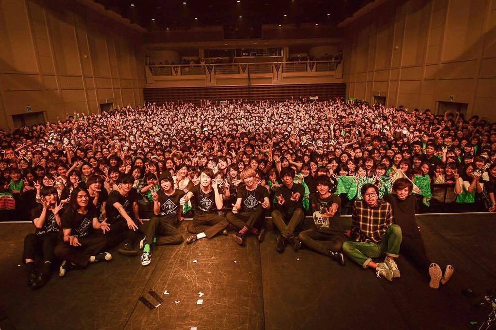 み 人生初のオールスタンディングでのライブがフレッシャーズライブの恵比寿ガーデンホールでした なので 思い出深い場所で 最高のライブを観れてとーても幸せです S O S をやっと生で聞けました ベースがかっちょよくて ふふふってなりました よ