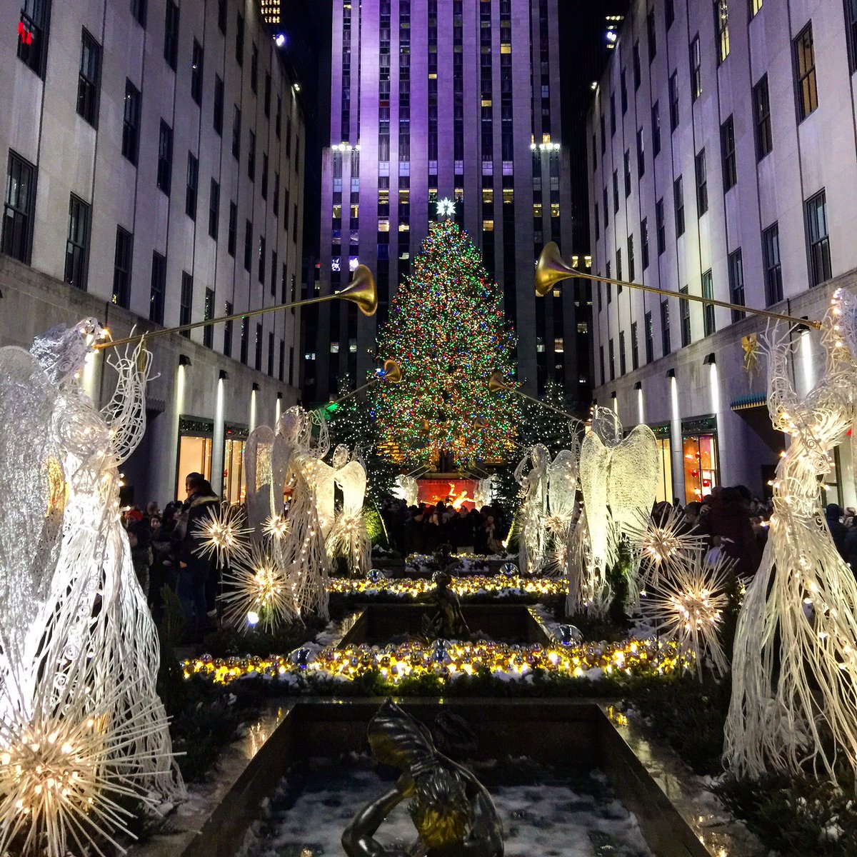 parminderdeo's tweet photo. Dear Santa,
I was good at being naughty this year. Does that count? 🎅🏼🎄☃️ #TisTheSeason #holidaze #TreeIsLit #Christmas #30Rock #NYC https://t.co/m1qr4RN7dc