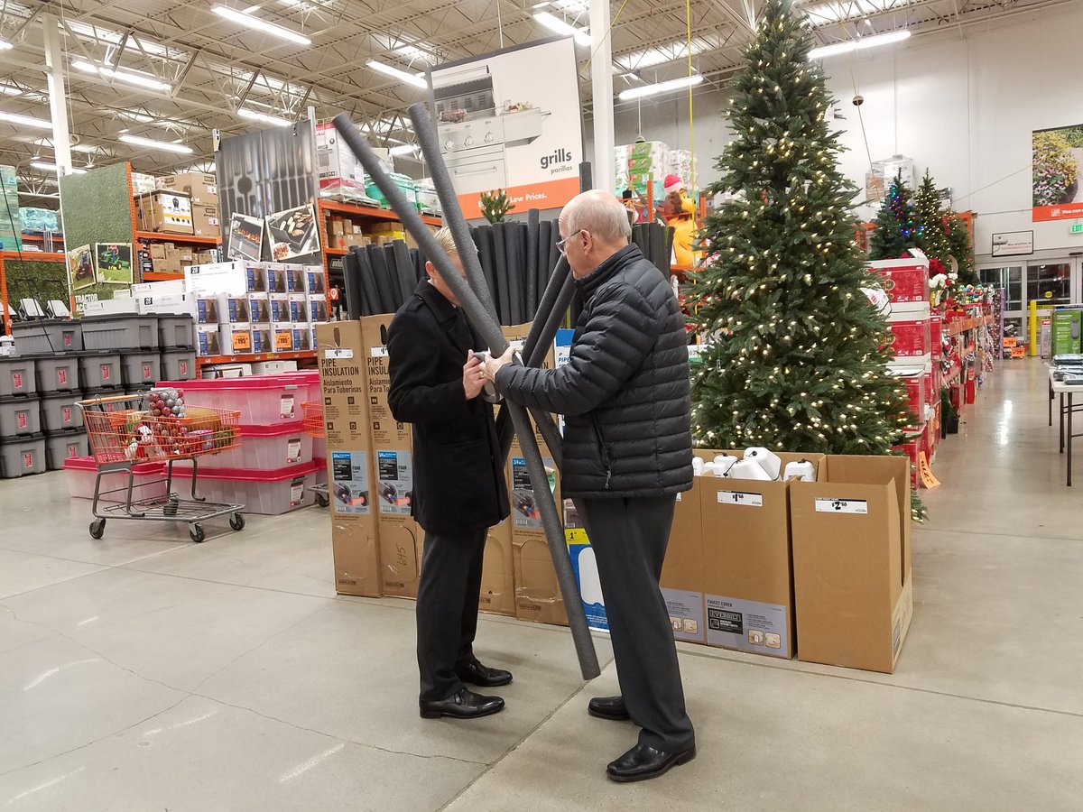 KPRC2BillS's tweet photo. People in Conroe buying pipe insulation.  Smart move, supposed to drop to 25 tonight.  Wow!  C-ya after the game. https://t.co/rviE9a07ox