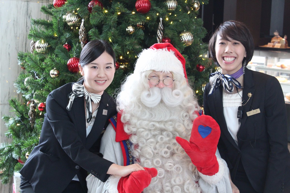ザ ロイヤルパークホテル アイコニック 東京汐留 クリスマスまであとわずかとなりましたが 当ホテルにはクリスマスよりも約1ヶ月早く サンタクロースがやってきました 24階ロビーには クリスマスツリーを設置 12月25日迄 しておりますのでお気軽にお