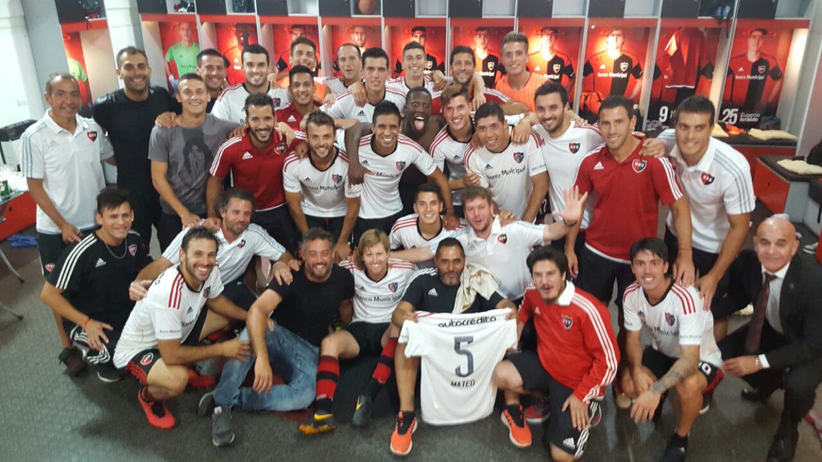 luchopocrnjic's tweet photo. Vamosss Newells!!!! https://t.co/qSL9PMcfbG