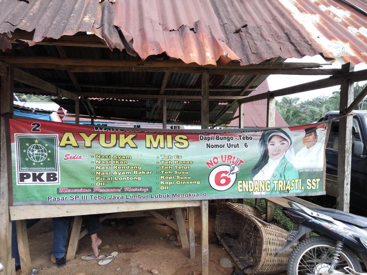 muhammadjupriuj's tweet photo. Ke pasar kalangan di kampung halaman
E....temu spanduk ini
@cakiminpkb @Kadir_Karding @emhasanwahid @eman_nahnu
#EdisiPulkam
#PKByes https://t.co/VZm2sKXu8I