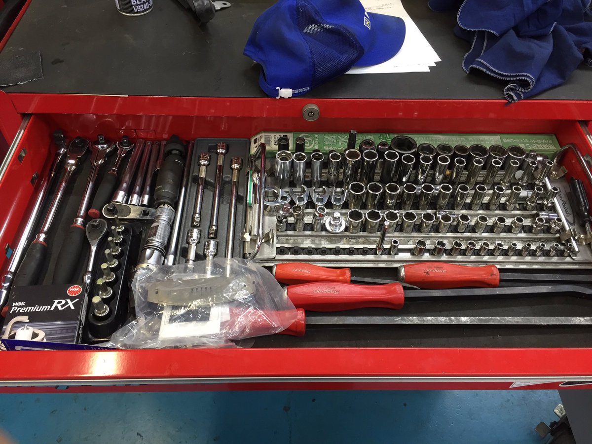 ট ইট র R 工具 それはいつでも助けてくれます もー工具なんて集めるように なったなんて 自動車整備士 検査員 メカニック なんといっても あなたの 町の 車屋さん 困ったこと 車検 オイル交換 洗車 などなどいってくれれば 車検頑張って 安くします