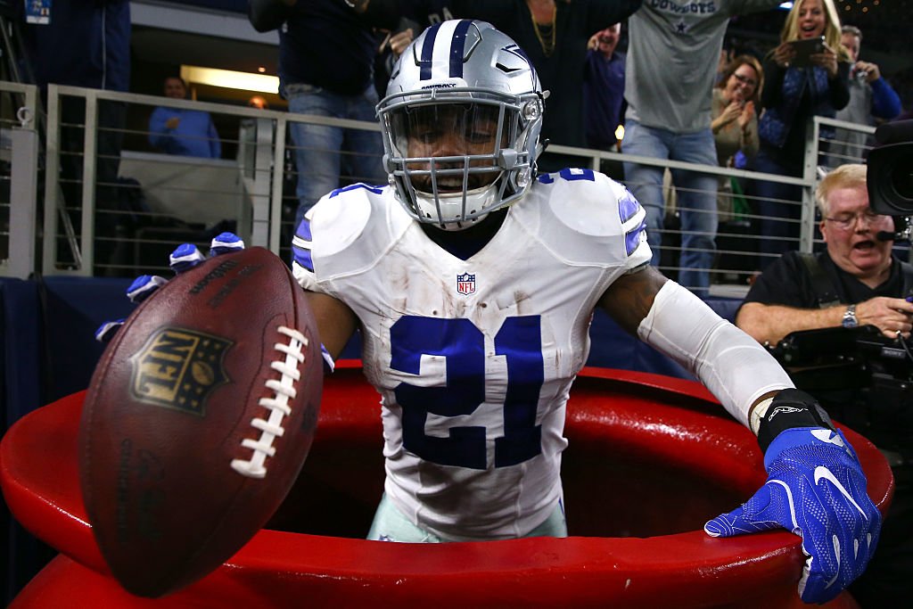 1053thefan's tweet photo. ICYMI: @EzekielElliott celebrates #Cowboys TD by jumping in @SalvationArmyUS kettle https://t.co/0r9g2tFMYq (getty) https://t.co/QvhTywaI3i
