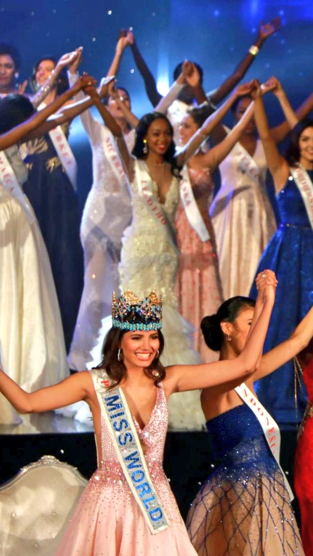 Nthaby_Abby's tweet photo. Not è best pix however here is our own,LESOTHO 🇱🇸 among other nations, proud moment. 🤗 She looked AMAZING 👌🏻#MissWorldLesotho #MissWorld2016 https://t.co/jPUatIyCXB