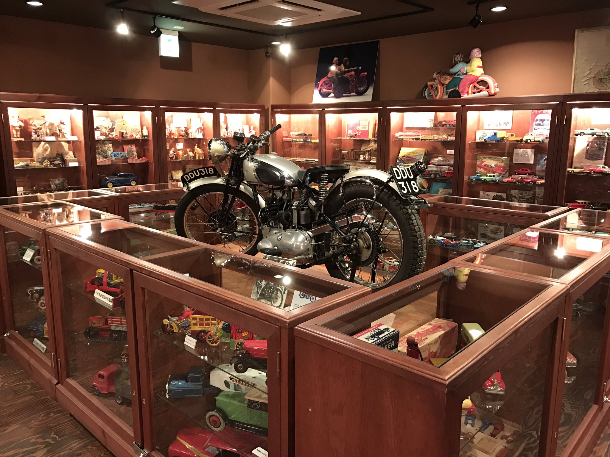 Twitter 上的 イズ デザイン 箱根北原おもちゃミュージアムなぅ 昔よく通った横浜ブリキのおもちゃ博物館からものすごーくパワーアップして 見応えありすぎ W 入り口上部にはスターウォーズのファルコン号が 懐かしさと楽しさでいっぱいです ๑ ๑ 北原 Twitter 上的 イズ デザイン 箱根北原おもちゃミュージアムなぅ 昔よく通った横浜ブリキのおもちゃ博物館からものすごーくパワーアップして 見応えありすぎ W 入り口上部にはスターウォーズのファルコン号が 懐かしさと楽しさでいっぱいです ๑ ๑ 北原