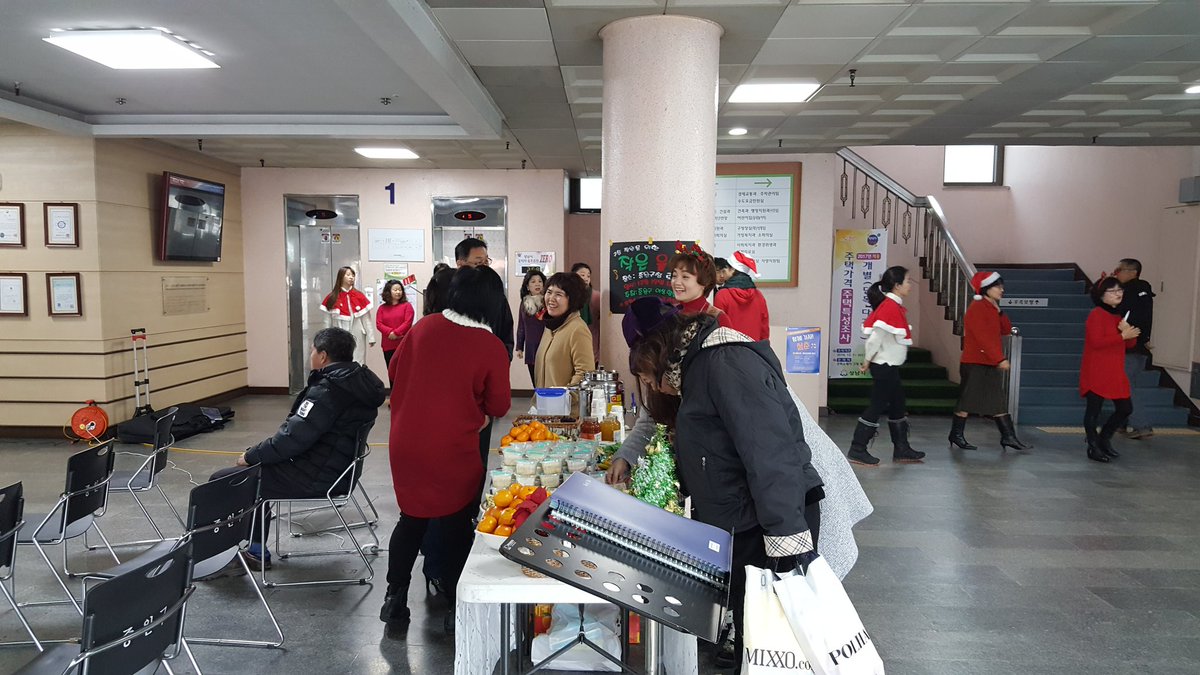 1502park's tweet image. 지금 중원구청 1층에서 #중원구 여성합창단과 함께하는 작은 음악회가 열리고 있어요^^ 크리스마스 분위기가 나네요ㅎ #성남시