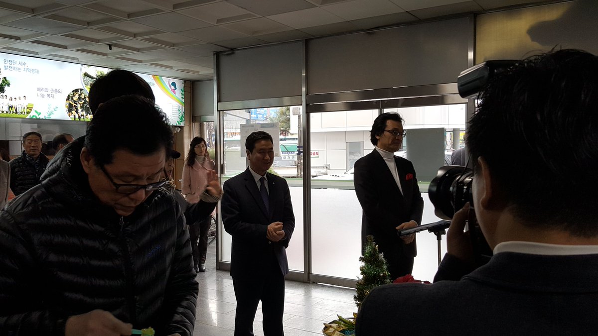 1502park's tweet image. 지금 중원구청 1층에서 #중원구 여성합창단과 함께하는 작은 음악회가 열리고 있어요^^ 크리스마스 분위기가 나네요ㅎ #성남시