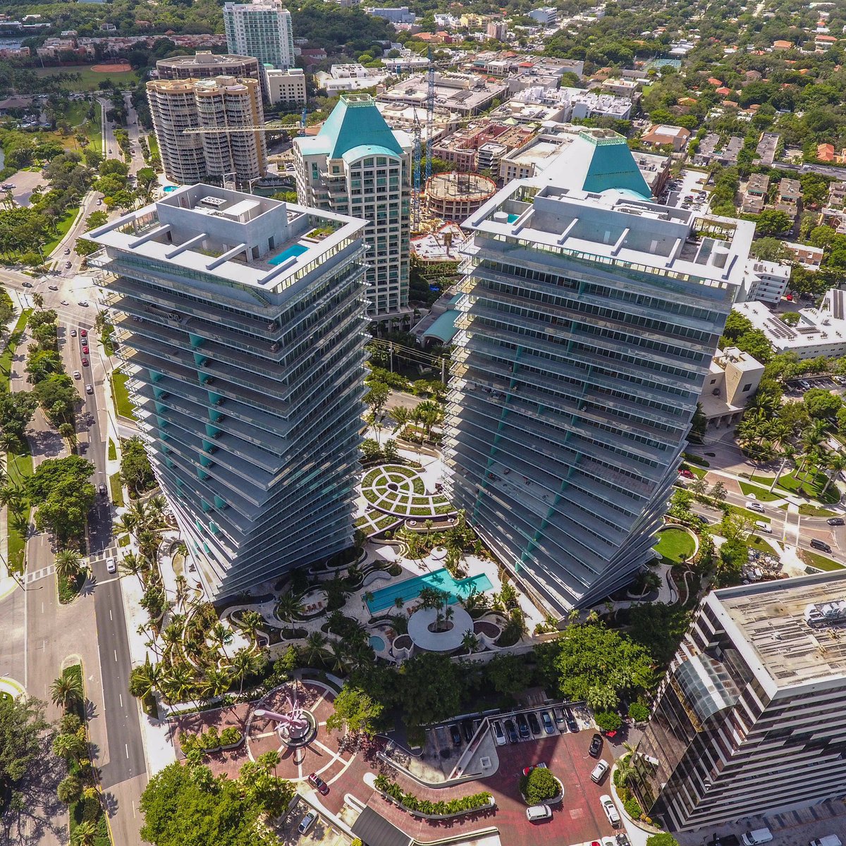 mia_drones's tweet photo. Grove at Grand Bay ~ Coconut Grove | For more info, contact George Boulos at βοΈ gboulos@usvertical.com #miadrones #verticalinvestments https://t.co/Sy8gRDAnOV