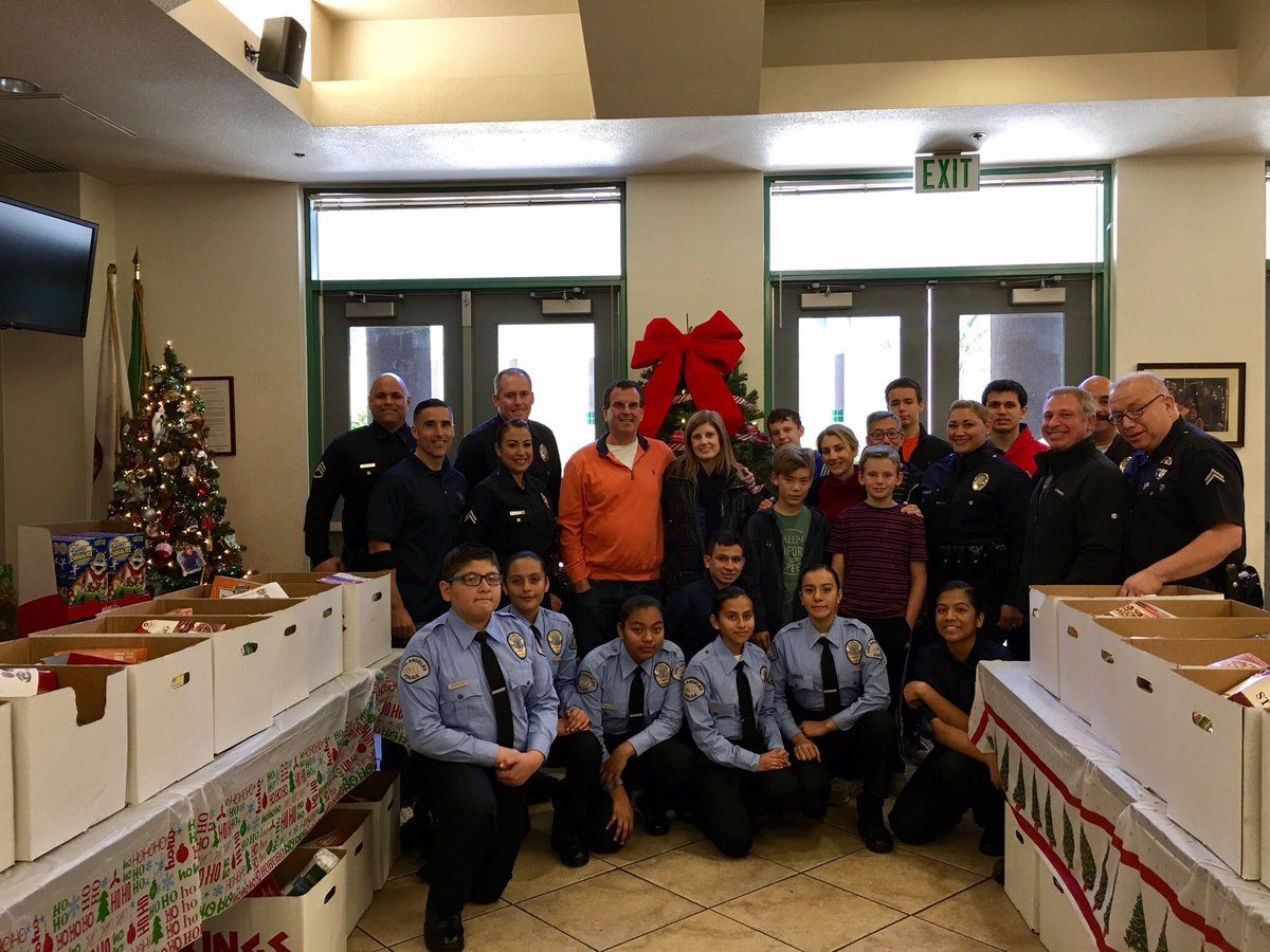 gmarilynn77th's tweet photo. Such a great time driving around 77th Divison &amp; giving out Christmas Dinners to our Community. Thank you @achance4childrn @MenashaGreen. https://t.co/m2krlwu3p4