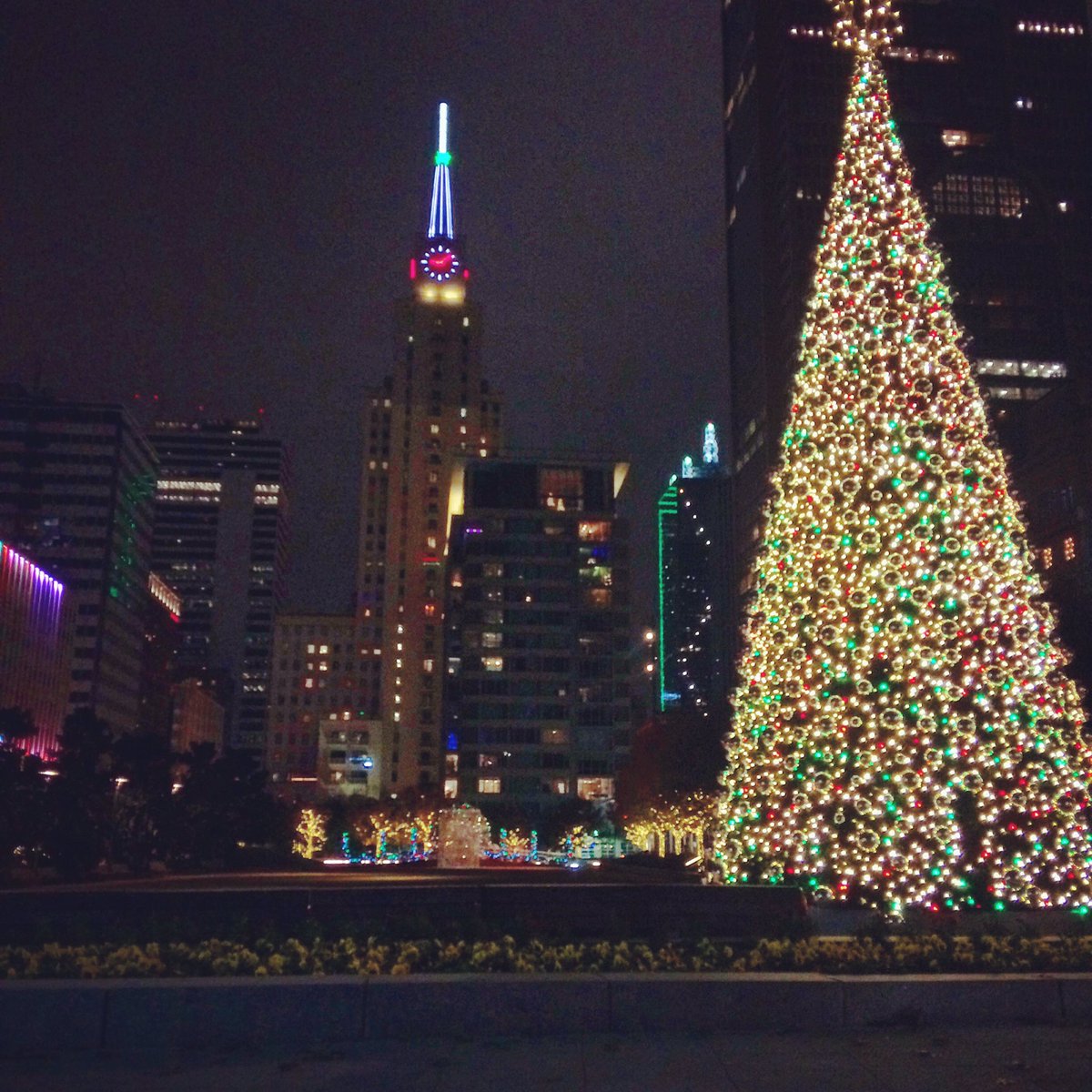 cheryl_tweeedy's tweet photo. #ChristmasInDallas https://t.co/TnEfoifkuE
