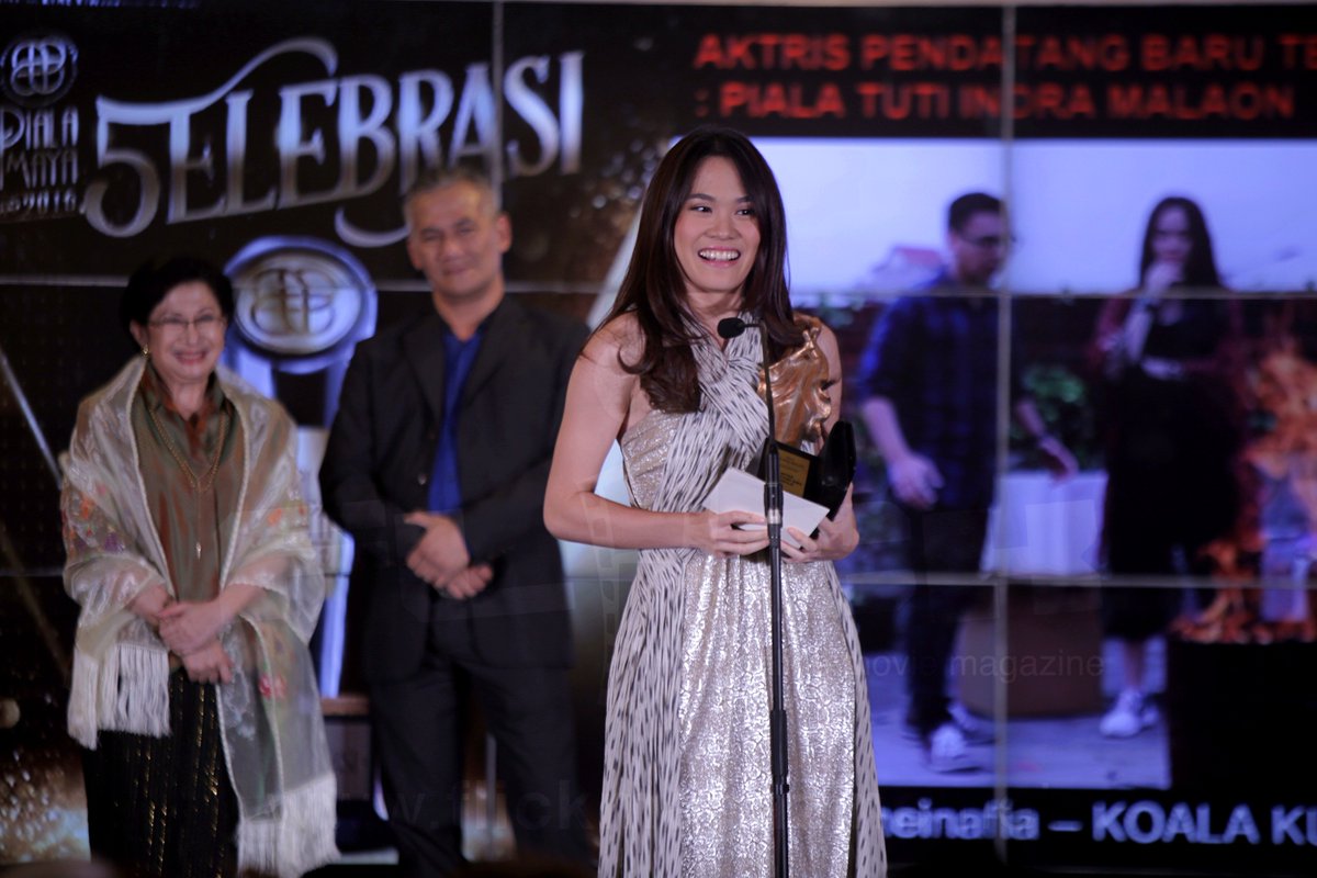 flickmagazine's tweet photo. Gallery #PialaMaya5 #5ELEBRASI: @sherylsheinafia menerima @PialaMaya untuk Aktris Pendatang Baru Terpilih (Piala Tuti Indra Malaon). https://t.co/jQaGr4LRHF