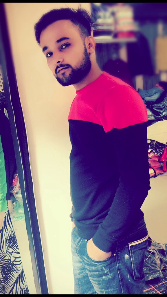 AbiralParajuli's tweet image. तिमीलाइ म नराम्रो लागेर के भो त! 
म बच्चै देखि मेरि आमाको हिरो हो ।