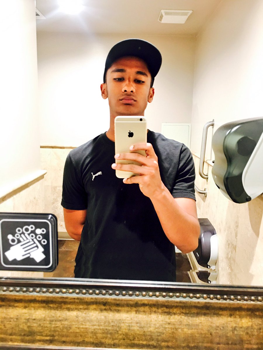STazbir's tweet photo. Friendly Fiiz Drink Mixer by day, young entrepreneur by night 💸💰#thisisjustaphase https://t.co/PuQGZpg1iZ