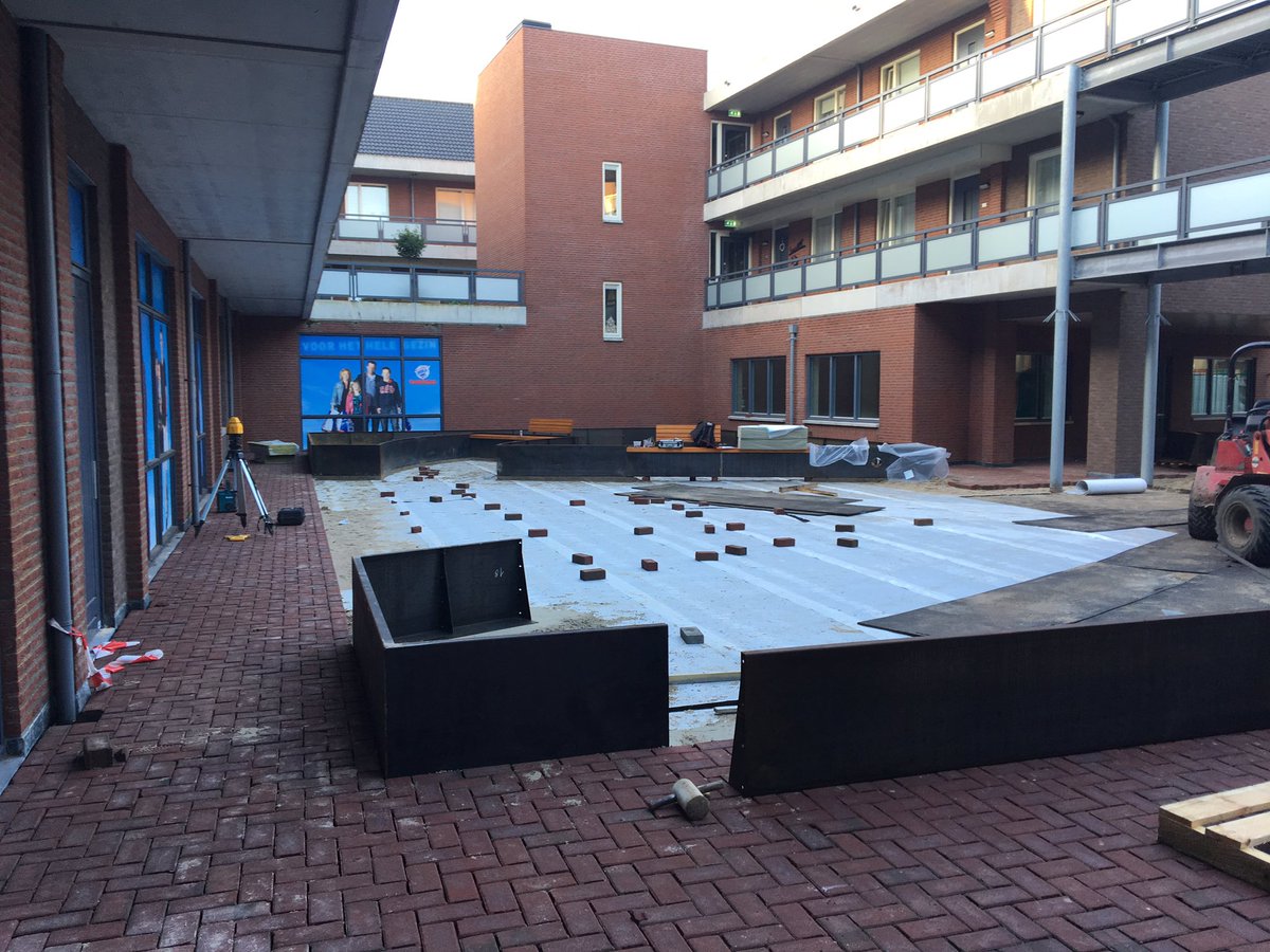 AlfredMutsaers's tweet photo. Weer een vergroeningsproject voor @wonenlimburg samen met Renders en @JohnPlum4 in volle gang. #bureauVERBEEK https://t.co/UDg4E9Zk4V