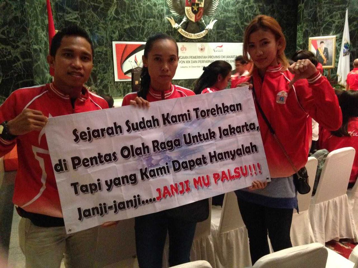 Atlet + pelatih DKI Jakarta peraih medali di PON 2016 Jabar "demo" krn bonus yg diberikan tdk sesuai yg dijanjikan.