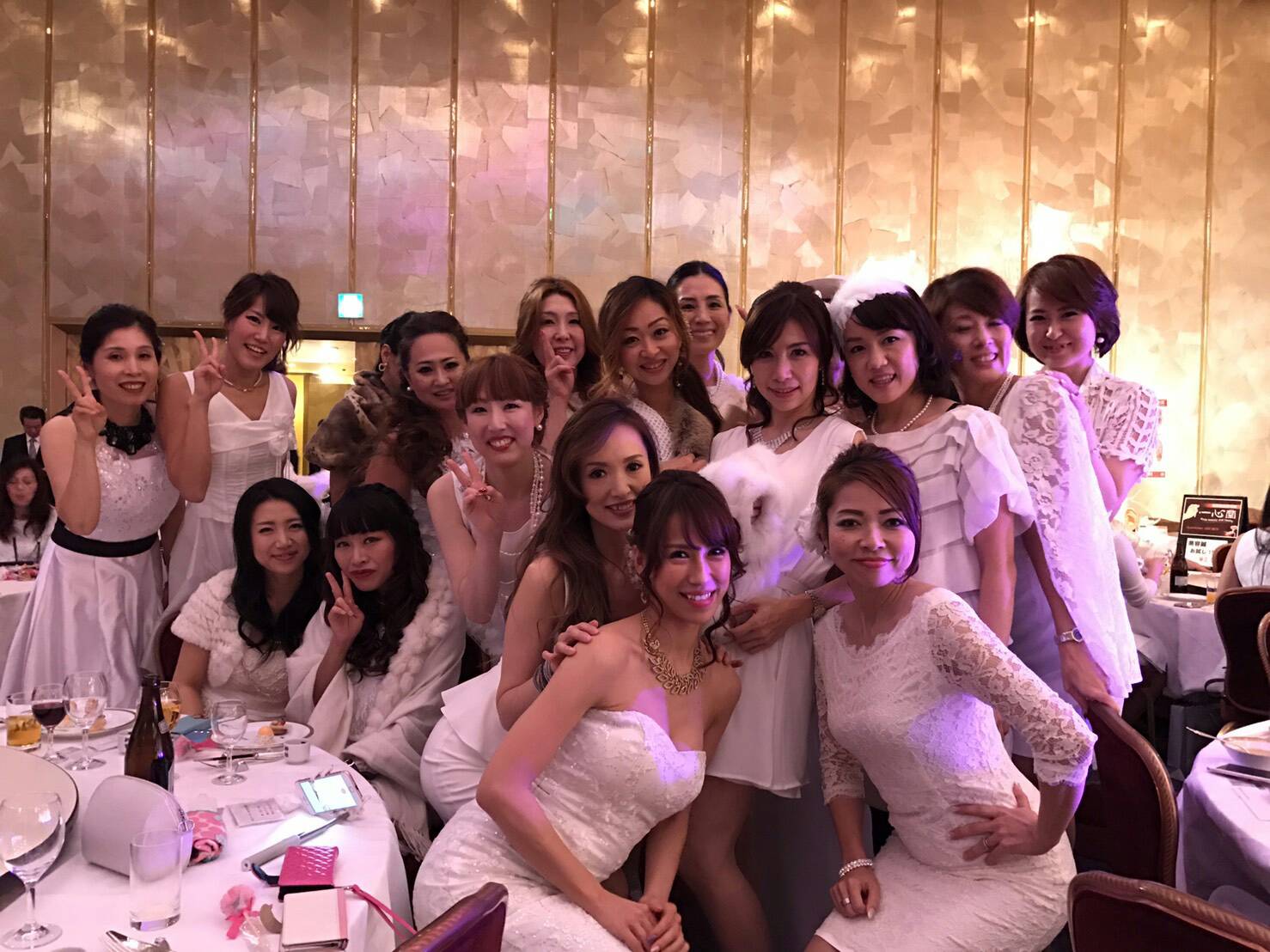萬木 よしみ 426 女子による女子のための女子だけの女子忘年会 ドレスサロンラヴィン のゴールドドレスと 可愛すぎるドレスエプロンを着て ファッションショーに出演させていただきました ドレスコードは白 素敵なパーティーに