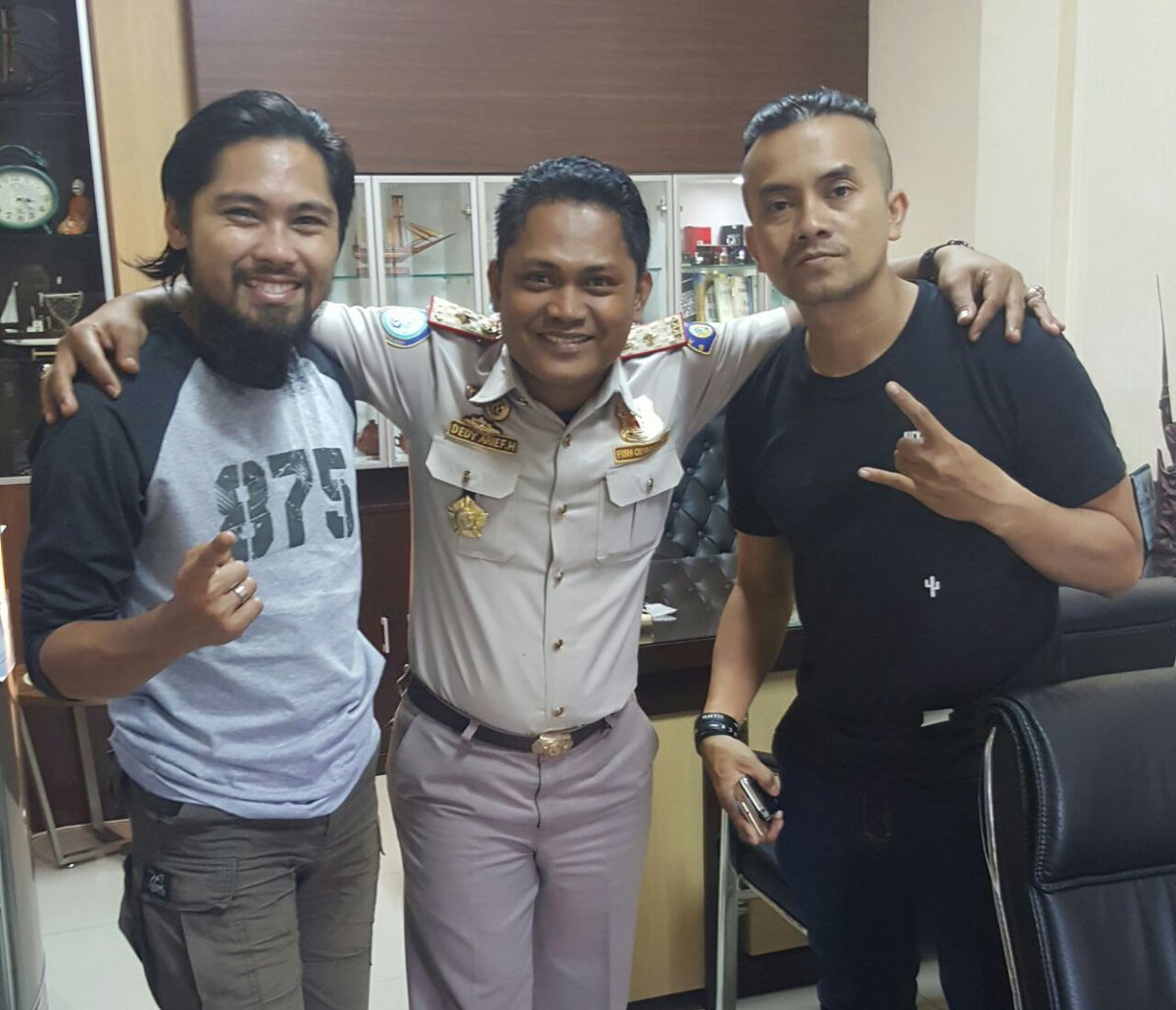 #KerjaGembira #SemakinSolid #SemangatBaru with <a href="/MartinRimbawan/">Angin Gunung</a> &amp; @ERWINMORON4FIT supporting for #NEW_BKIPM @BKIPMBandung