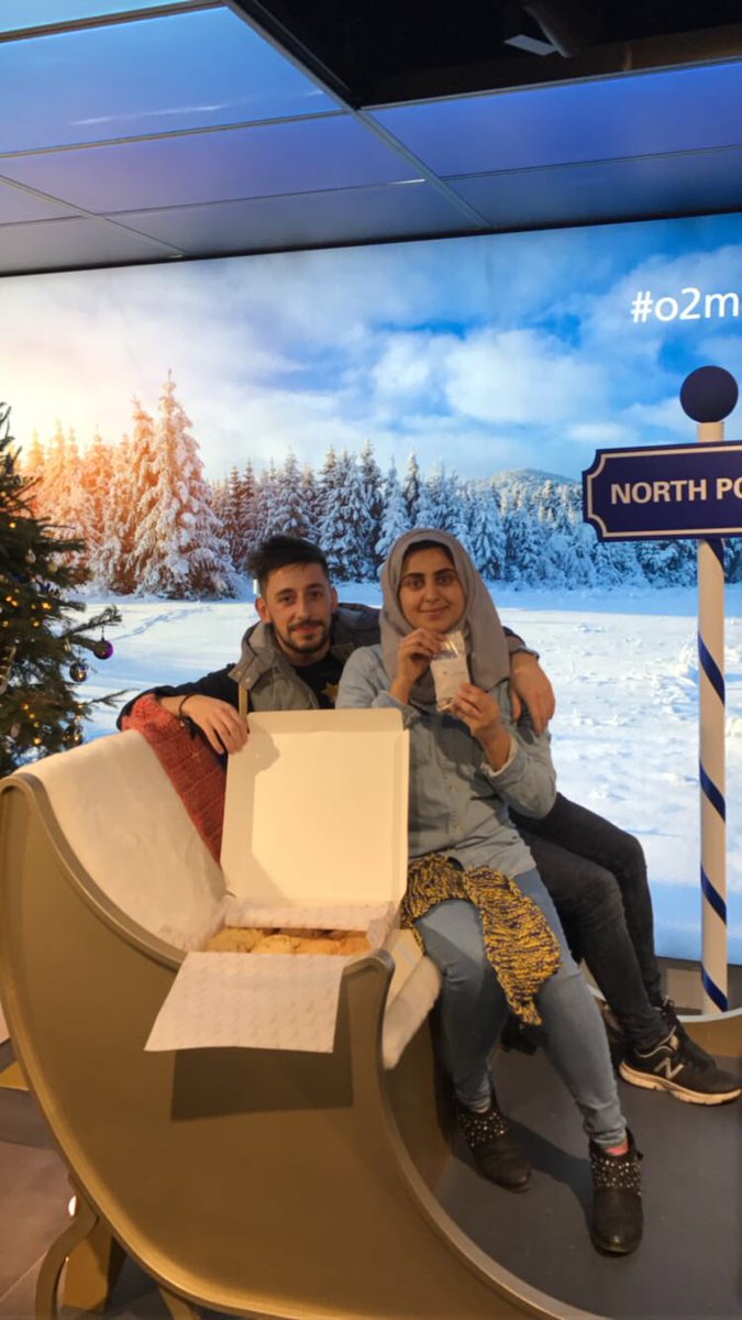 ElaineJenkinson's tweet photo. @Coffee4Craig Emilio and Aadila dropped off Donations, cookies and scarves last night at the soup kitchen 😊@O2 https://t.co/bpnWXAhnnX