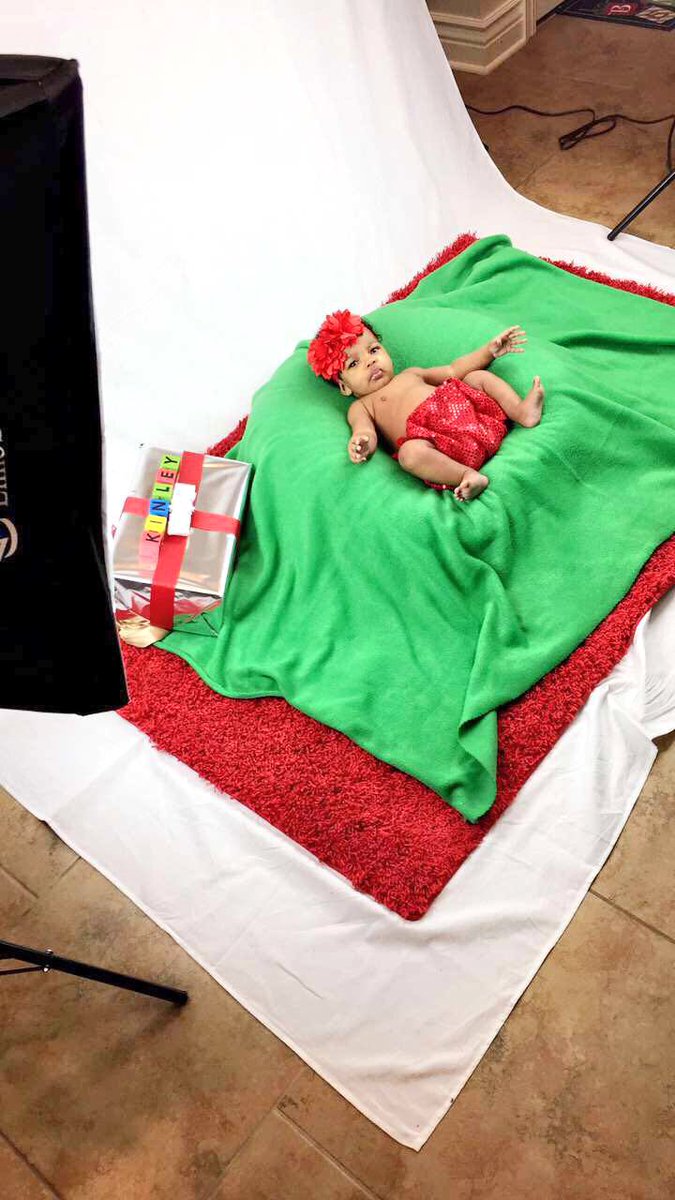 misskia__'s tweet photo. sneak peek! ❤️💚💛#kinsfirstchristmas #unedits https://t.co/gpNI1XDEm6