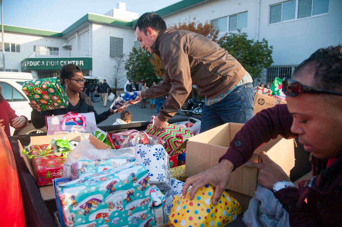 Sailors help out with @CFASasebo's Angel Tree. #USNlovesJapan, #SailorCulture, #米海軍文化交流