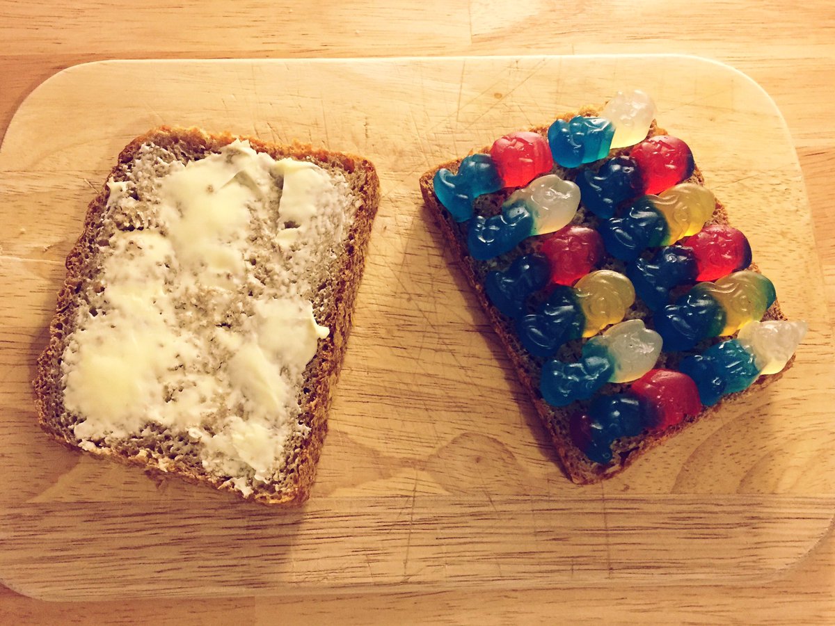 "Soll ich Dir etwas Süßes für die Schule einpacken?"

"Papa, Süßigkeiten sind verboten!"

"Ok, ich mache Dir eine gesunde Geheimstulle!"