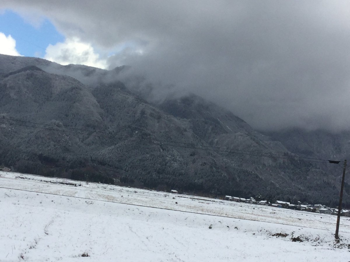 sfvtateish's tweet photo. 大野市、年の瀬の風景。先週、雪が降りました。その前日のきれいな青空写真も。#福井　#大野市　#雪景色　#荒島岳　#農業 https://t.co/eyBOwLXyI4